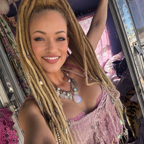 Meet your posher! :) - Picture 2 of 16